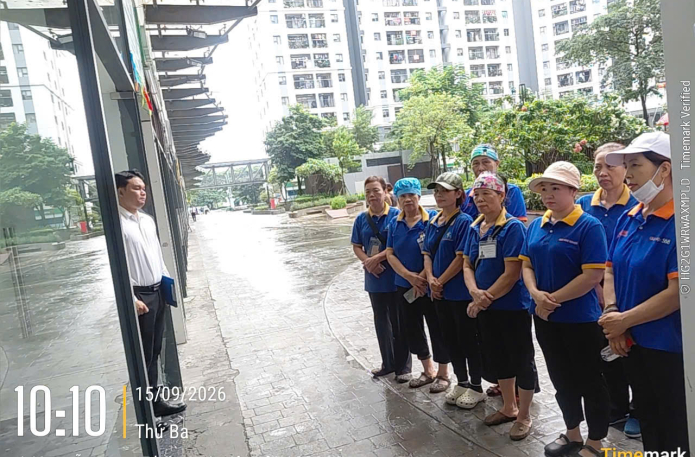 vệ sinh sân vườn