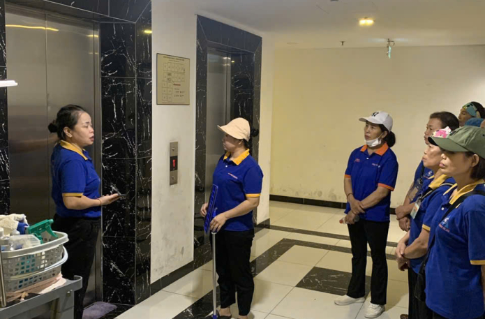 Vệ sinh sàn thang máy