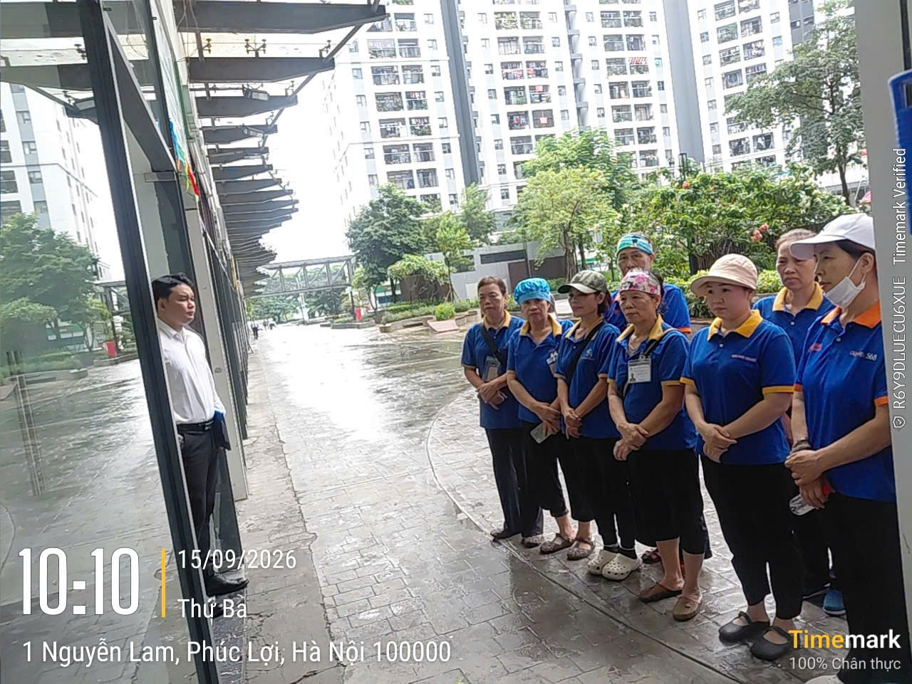 Khách hàng an tâm với dịch vụ vệ sinh theo giờ Hà Nội